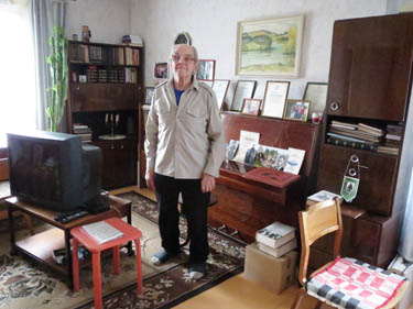 Elmar Hoop oma mälestusesemetest tulvil elutoas.      Foto: IRJA TÄHISMAA
