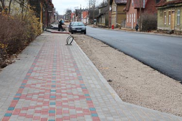 Jupp ühekordset asfaltkatet on maha pandud Kreutzwaldi tänaval Liiva ja Petseri tänavate vahelisel lõigul.	   Foto: INNO TÄHISMAA