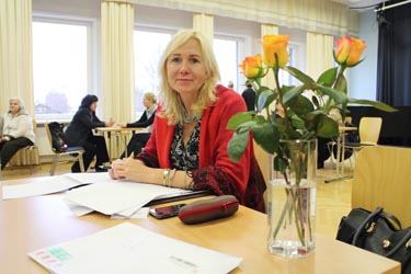  Õigusapteegi projekti üks algatajatest, endine Võru maasekretär Krista Paal reedel Võru Kandles inimestele õigusalast nõu andmas.  Foto:  INNO TÄHISMAA