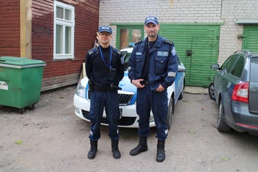 Piirkonnapolitseinikud Peeter Piirmann (vasakul) ja Meelis Tsopp Võru politseijaoskonna hoovis.	   Foto: IRJA TÄHISMAA