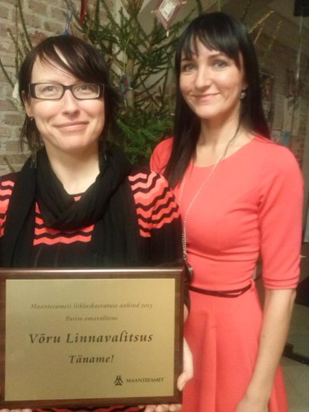 Tunnustust käisid vastuvõtmas Võru linnavalitsuse spetsialistid Anne Vahtla ja Marje Randver. FOTO: Facebook