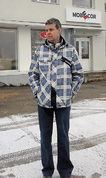 Üks esimestest külastajatest, kes avamispäeval poodi külastas. Aimuri sõnul on pood avar ja asjalik ning valik lai. Fotod: KADRI NAGEL