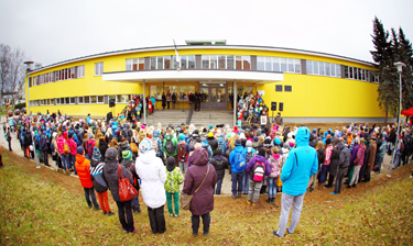 Pildil on Võru Kreutzwaldi gümnaasiumi õpilased ja külalised neljapäeva keskpäeva paiku kogunenud koolihoone avamise puhul paraadtrepi ette.         Foto: ANDREI JAVNAŠAN