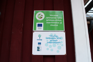 Jahimaja seinal on fikseeritud infotahvlitel  rahastused Euroopa Liidu fondidest.     Foto: INNO TÄHISMAA
