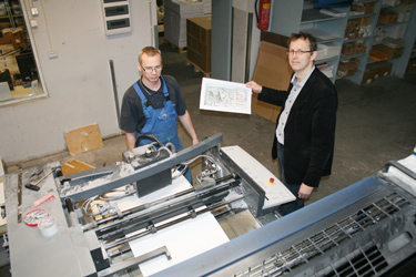 Trükikoja Paar asedirektor Hanno Külm (paremal) ja trükkal Margus Ruusmäe hindavad uue trükimasina Heidelberg-Speedmasteri juures Viive Kuksi 2014. aasta kalendri kujundust.	  Foto: VÕRUMAA TEATAJA  