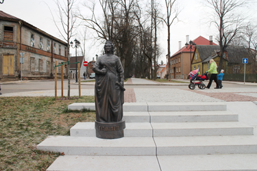 Reedel Katariina alleele paigaldatud Katariina Suure kuju.  Foto: Võrumaa Teataja