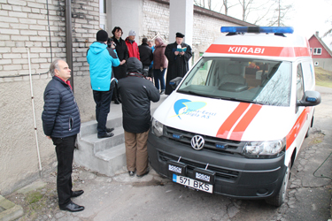 Urvaste koguduse õpetaja Üllar Salumets (pildil ülal keskel) õnnistab Antsla tervisekeskuse juures sisse uut kiirabiautot, all vasakul jälgib toimuvat Lõuna-Eesti haigla juhataja Arvi Vask.  	     Foto: INNO TÄHISMAA