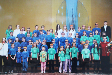 Fotomeenutus Võru huvikoja ajast, mil Mare Visnapuu (all paremas nurgas) juhatas kokku üle 90 erinevas vanuses lapse. 	    Foto: erakogu
