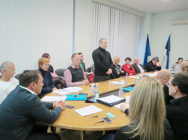 Võru volikogu liige Hasso Ploomipuu (seisab keskel) eile volikogu istungil Võrukivi kinnisvaraarendust kritiseerimas.	     Foto: IRJA TÄHISMAA