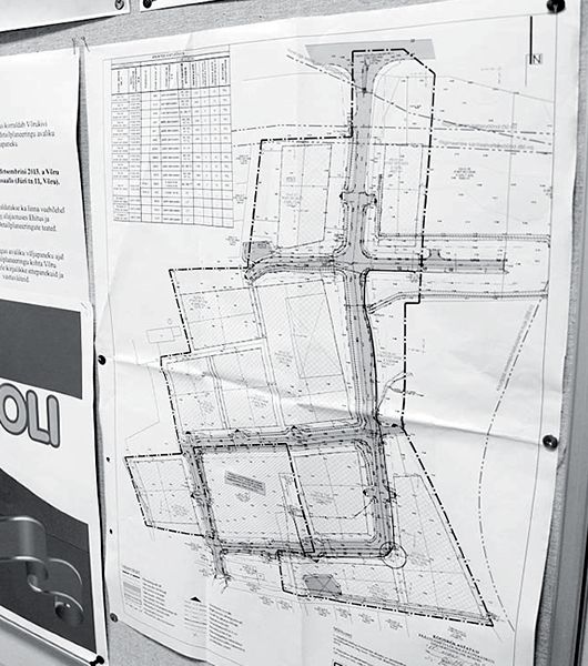 Kivi tänava detailplaneeringu väljapanek infostendil linnavalitsuse infosaalis. Foto: INNO TÄHISMAA