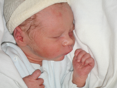 2. jaanuaril kell 20.20 sündis Lõuna-Eesti haiglas käesoleva aasta esimene beebi (pildil), kes on oma vanematele Irina Frolovale ja Alexander Frolovile esiklapseks. Pisipoiss kaalus sündides 2570 g ja pikkuseks mõõdeti tal 48 cm. Foto: JOOSEP AADER