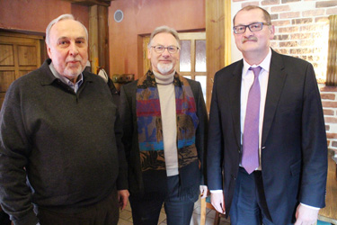 Vasakult: Stadtwerke Hannover AG juhataja Michael G. Feist, firma juhatuse liige Harald Noske ja tütarfirma Danpower Gruppe juht Sven Schmieder neljapäeva keskpäeval Võrus Ränduri pubis.           Foto: INNO TÄHISMAA