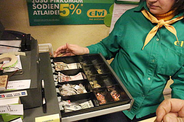 Kiiskavad tuttuued eurosendid Apes Elvi poes kassaaparaadi sahtlites. Foto: INNO TÄHISMAA