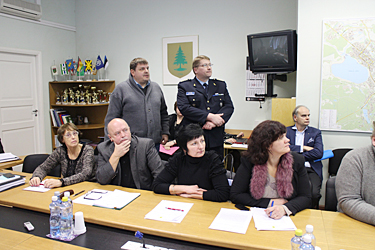 Võru kriminaaltalituse juht Anti Paap (seisab vasakul) ja Võru politseijaoskonna juht Madis Soekarusk läinud kolmapäeval Võru linnavolikogu istungil kuritegevuse olukorda tutvustamas.     Foto: INNO TÄHISMAA