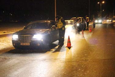 Kell on veidi 7 läbi hommikul ja politseinikud on asunud korraldama rivis puhumist Jüri tänaval.   Fotod: INNO TÄHISMAA