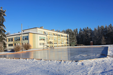 Uisuväljak Vastseliina gümnaasiumi taga.  Fotod: BIRGIT PETTAI