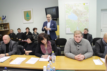 Haigla juht Arvi Vask (seisab) eile Võru linnavolikogu istungil haigla müügi tagamaid selgitamas.  Foto: INNO TÄHISMAA