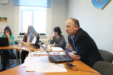 Antsla vallavolikogu esimees Kurmet Müürsepp teisipäeval volikogu istungil Kobela aleviku veemajandusprojekti tutvustamas. 		  Foto: INNO TÄHISMAA