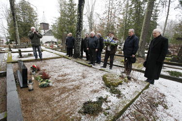 Pildil esireas vasakult meeskoori dirigent Heino Pehk, koori president Rait Kolling (kimbuga), asepresident Mati Kondimäe ja Paul-Valter Elkeni poeg Indrek Elken. Foto: ANDREI JAVNAŠAN