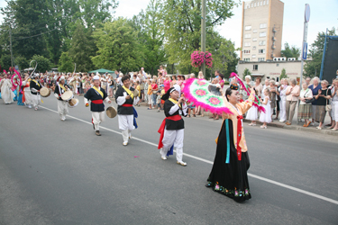 Hetk 2011. aasta Võru folkloorifestivali avarongkäigust, kus osales teiste seas Korea grupp.  Foto: INNO TÄHISMAA