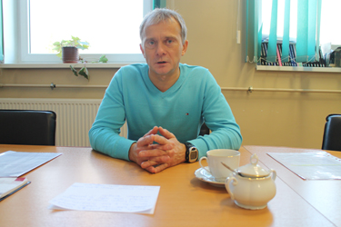 Erakonnakaaslase ähvarduse ohvriks langenud Võru linnavolikogu liige Sairos Hõrak oma töökabinetis pärast ähvarduse saamist ja enne ASi Võru Vesi juhi kohalt tagandamist.      Foto: INNO TÄHISMAA