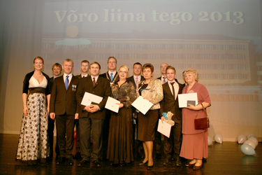 Võru linna tunnustuse pälvinute ühispilt „Võro liina tego 2013” ees. Foto: VÕRUMAA TEATAJA