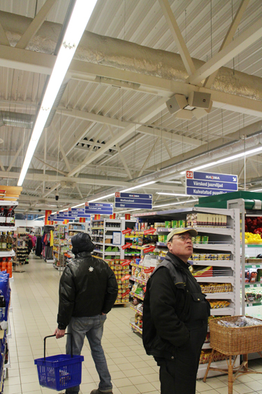 Pildil on näha Võru Maxima laes koht, kus poltidega kinnitatud plaat oli kohalt ära nihkunud, mispeale keevitati sellele kohale juurde tugevdused.    Foto: INNO TÄHISMAA