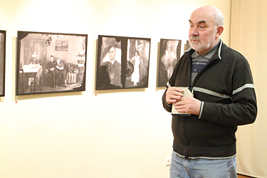 Kodu-uurija Ago Ruus sisse juhatamas fotograaf Mihkel Timmo fotodel põhinevat näitust.    Foto: Võrumaa Teataja