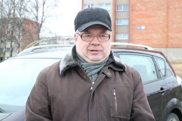Viktor Puolakainen Võru linnas oma kodu lähedal Kreutzwaldi gümnaasiumi kõrval.       Foto: INNO TÄHISMAA