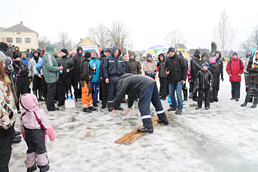 Kummikuviskamine lõppes nii mõnelegi osavõtjale järve jääle ninuli kukkumisega. Foto: Võrumaa Teataja