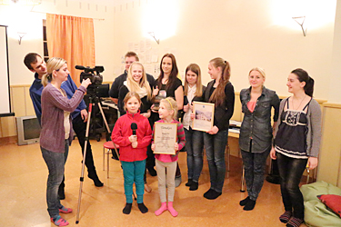 Rõuge TV tegijad (tagareas vasakult) Hektor, Grethe, Pait, Katri, Liivika, Sandra, Kadi, Merilyn, Ketevan. Ees seisavad vasakult Kaira ja Anett. 	    Foto: Võrumaa Teataja