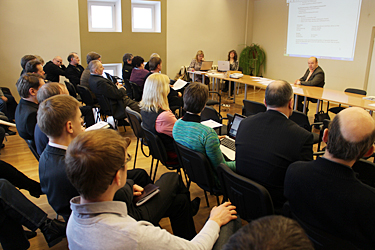 Hetk reedel Võru vallamajas toimunud Võrumaa Omavalitsuste Liidu üldkoosolekult, paremal laua taga juhib koosolekut liidu aseesimees Juri Gotmans.  Foto: INNO TÄHISMAA