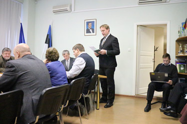 Võru linnapea Anti Allas (seisab) eile linnavolikogu istungil arupärimisele vastamas.                Foto: INNO TÄHISMAA