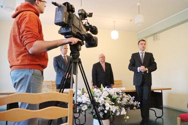 Pildil on pärast lepingu allkirjastamist eile Meegomäel telekaamera ees haigla rahvale kõnelemas (paremalt) sotsiaalminister Taavi Rõivas, omavalitsuste esindaja Tiit Tõnts ja kliinikumi juht Urmas Siigur.       Foto: INNO TÄHISMAA