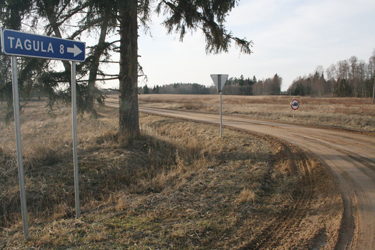 Massipiirangu märk Tagula lähistel keelab sellel teel sõita üle kümne tonni kaaluvatel sõidukitel. Foto: KÄRT REBANE