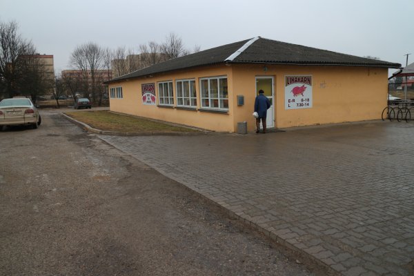 Tavapärane pannkookide küpsetamise koht Võru turuplatsi ees Jüri tänaval oli laupäeva hommikul tühi. Foto: Võrumaa Teataja