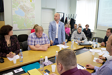 Koolide likvideerimise otsuse vastu võttis volikogu istungil aktiivselt sõna Tarmo Piirmann (seisab). Tema selja taga istuvad Võru 1. põhikooli endised ja praegused õpetajad. Foto: INNO TÄHISMAA