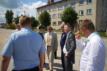 Siseminister Hanno Pevkur (pildil keskel küljega) Foto: INNO TÄHISMAA