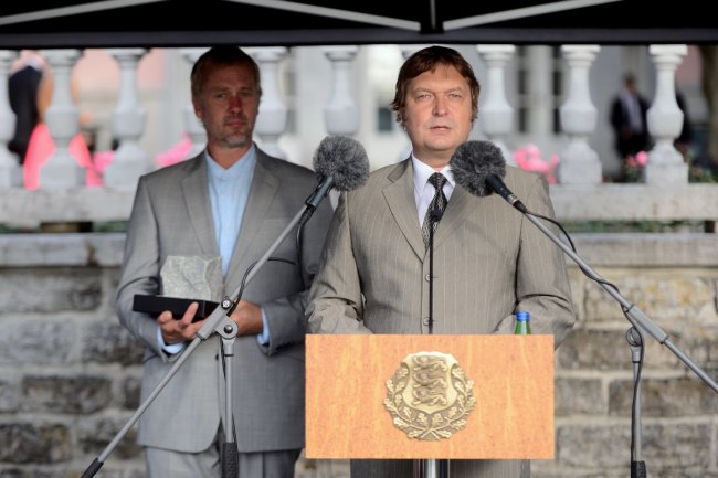 Iseseisvuse taastamise tänukivi võtsid riigipealt vastu kaitseliitlased Jaan Tätte ja Raivo E. Tamm, kes viivad selle Kaitseliidu peastaapi. Fotod: Rene Riisalu