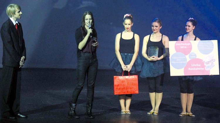 Liivika Koobakene (fotol vasakult teine) Nordea kontserdimajas kõrget tunnustust vastu võtmas. Foto: MARKO MAISA