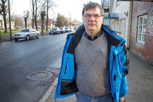Võru linna heakorraettevõtte OÜ Taristuhaldus juht Andres Visnapuu linna peatänava, Jüri tänava ääres, kuhu tulevad järgmisel aastal uued valgustid.	 Foto: INNO TÄHISMAA