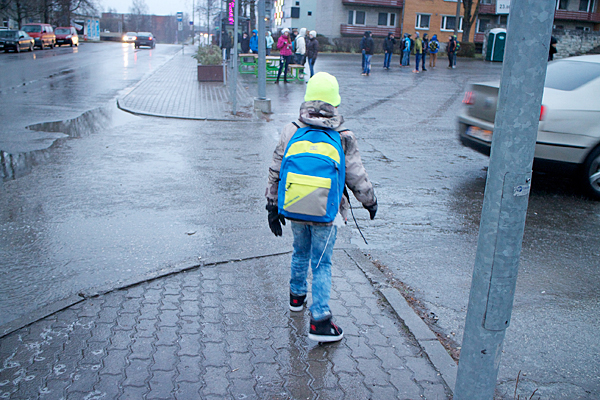 Võru linnas olid tänavad eile hommikul nii libedad, et võimalik oli üksnes liugu lasta. Foto: INNO TÄHISMAA
