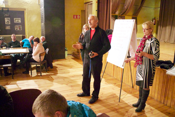 Tsooru rahvamaja juhataja Kalle Nurk (pildil keskel) jälgis kolmapäeva õhtul rahvamaja tegevust puudutavat aruelu kõrvalseisja pilguga ja avaldas oma arvamust alles lõppsõnas. Tema kõrval paremal vallavanem Merike Prätz, selja taga valla kultuurijuht Merle Tombak. Taga ahju kõrval istub laua otsas külavanem Arvo Tamm. Foto: INNO TÄHISMAA