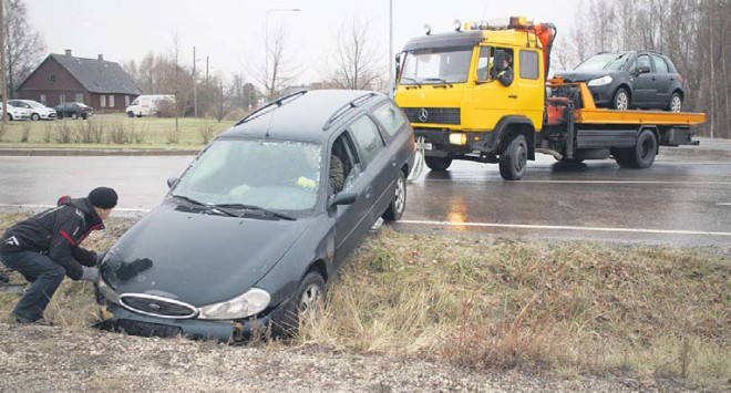 Võru vallamaja juures põrkasid Võrumõisa tee otsa juures kella 8 ajal hommikul kokku kaks autot. Pildil käib ühe auto kraavist välja tõmbamine, teine auto on puksiirauto peal.