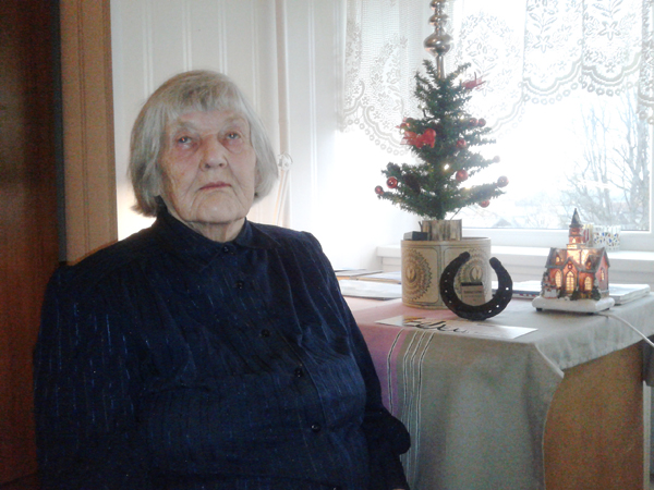 Ellen Utsal oma pisikese jõulukuuse ees hobuserauaga poseerimas.      Foto: AIGAR NAGEL