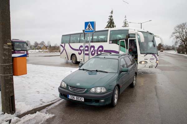 Ülekäiguraja ees seisva sõiduki tagant ei mahu bussid välja pöörama. Foto: INNO TÄHISMAA