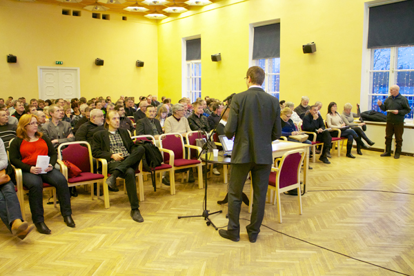 Hetk põllumajandustoetuste infopäevalt läinud reedel Vastseliina rahvamajas. Saali ees tutvustab uut maaelu arengukava põllumajandusministeeriumi maaettevõtluse büroo juhataja asendaja Elar Neito.          Foto: INNO TÄHISMAA