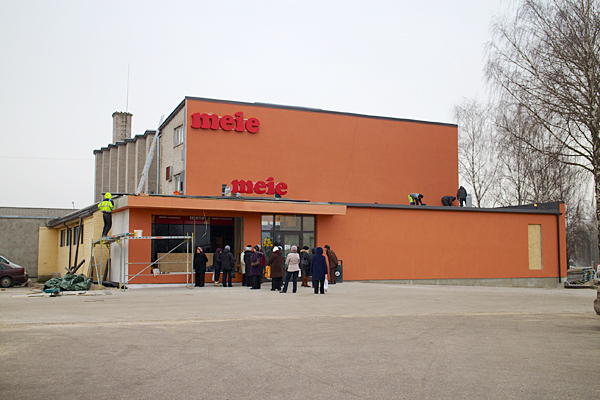 Neljapäeva keskpäeval vahetult enne poe avamist käisid väljas veel viimased viimistlustööd. Foti: INNO TÄHISMAA