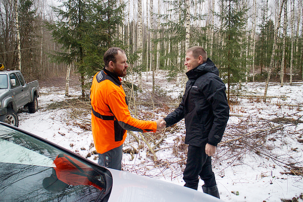 Siseminister Hanno Pevkur (pildil paremal) tervitamas eile metsas maaomanikku Olavi Nagelit. Foto: INNO TÄHISMAA
