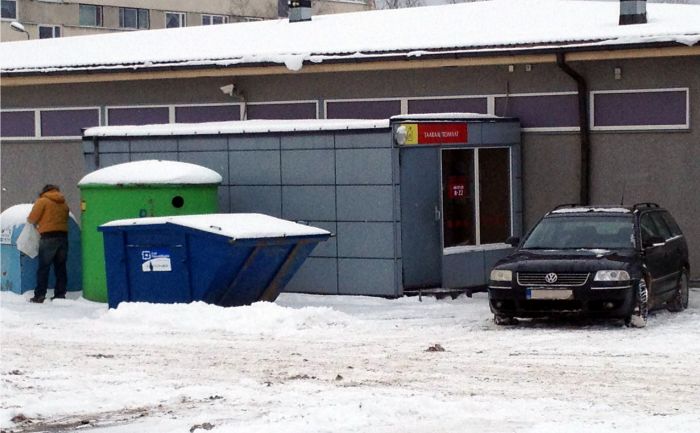 Selveri taaraautomaadi ukse ette aetud autost laaditi maha mitmeid pappkaste tühja taaraga. Vasakul on näha klaastaara sisestamine klaasikonteinerisse FOTO: VT